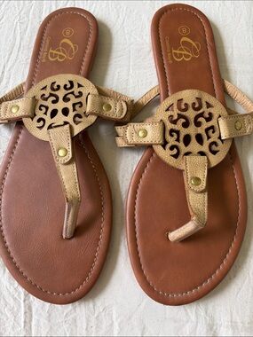 Gold-Tone Women’s Thong Sandals with Decorative Cutout Medallion